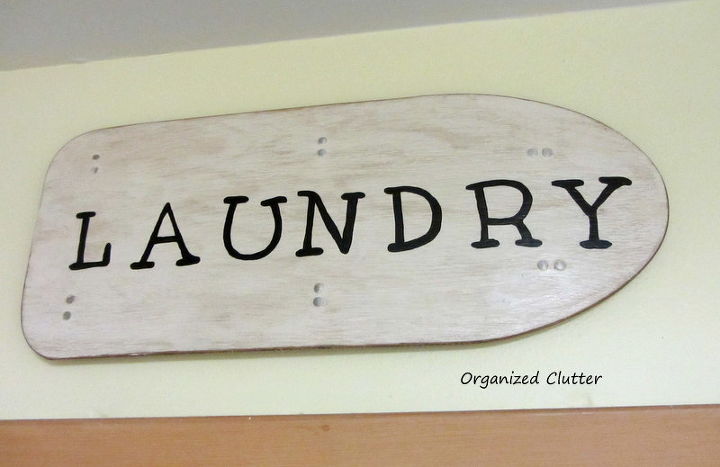 sinal de lavanderia em uma pequena tbua de passar roupa, Esta a placa pronta que est pendurada acima da porta da minha lavanderia