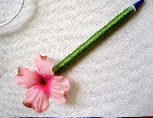 canetas de vaso de flores diy para o dia das mes, Coloque uma flor e pronto