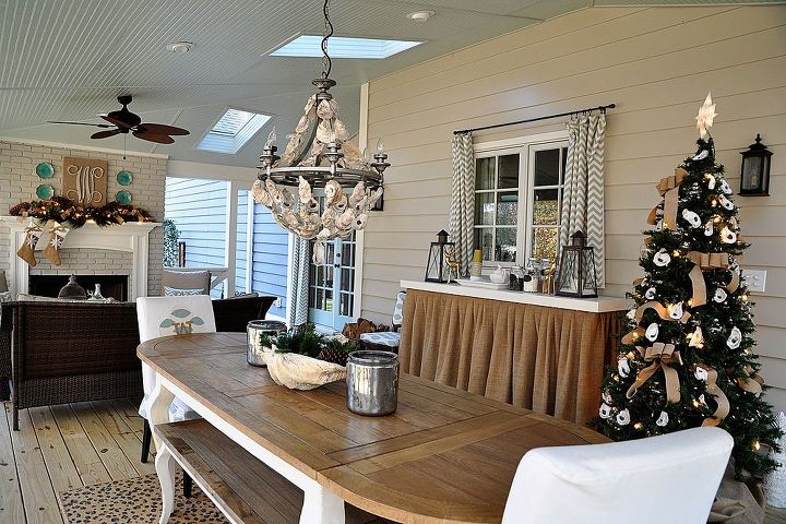 dixie delights holiday home tour, seasonal holiday decor, Dixie Delights porch