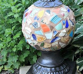 globo de jardn reutilizado, Final despu s de la pintura en aerosol y la adici n de mosaico azulejos utilizando platos rotos y la lechada con restos de lechada