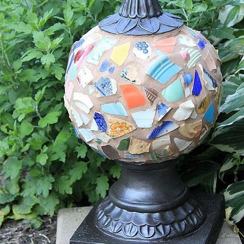 globo de jardn reutilizado, Final despu s de la pintura en aerosol y la adici n de mosaico azulejos utilizando platos rotos y la lechada con restos de lechada