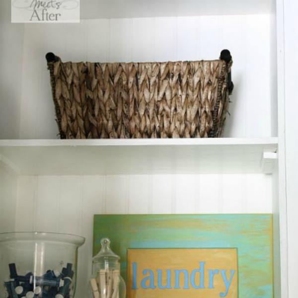 cartel de lavandera hecho a mano a partir de la puerta de un viejo armario
