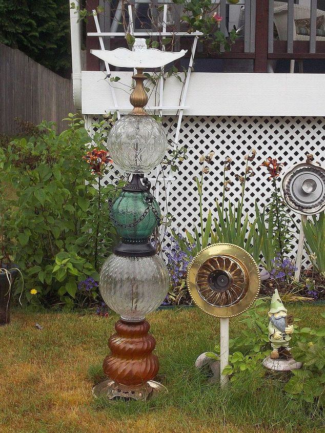 vidros e lmpadas reciclados em totens de jardim e banhos de pssaros, Esta a parte inferior da antiga l mpada de vidro com o mesmo tratamento em cima