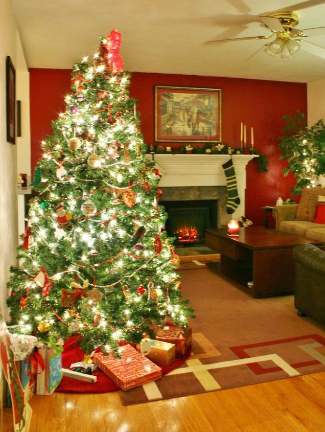 cozy red home christmas tour, seasonal holiday d cor, I love a tree all lit up at night