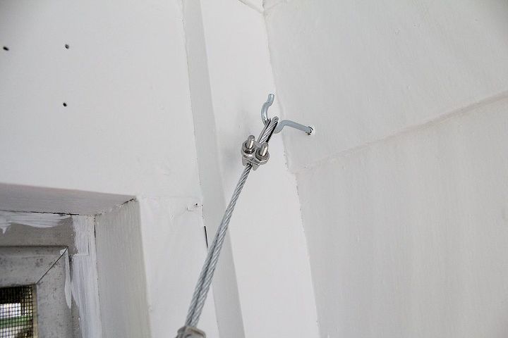 cortinas colgantes con alambre de tensin, Inserta los ganchos de los tornillos en cada extremo de la pared