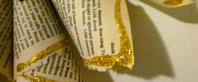 ornamentos de anjos antigos, As bordas das p ginas do livro s o embelezadas com cola glitter