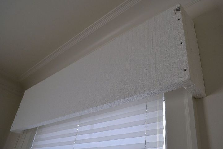 cortinas e cornijas de isopor, Placas de isopor desencapadas na janela