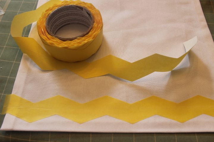 cmo hacer tu propia tela de chevrn de cualquier color para que sea barata, Este es el aspecto de la cinta Frog Tape Shape