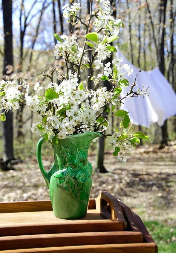 decorating with the pantone color of the year, home decor, Picked up this emerald vase for a quarter at a yard sale this weekend