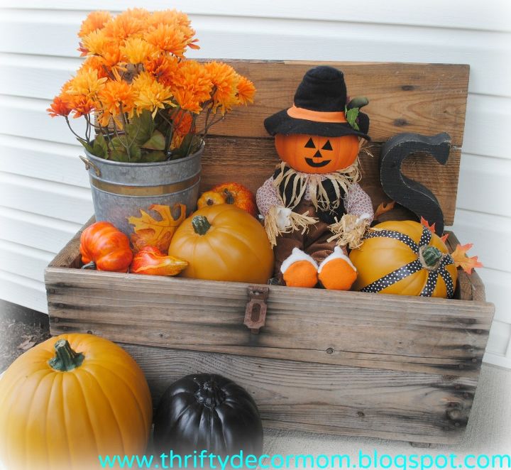 decorao de outono, Esta velha caixa de madeira est cheia de ab boras falsas flores folhas e um mini espantalho