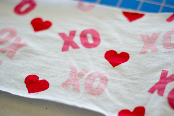 shirt reciclada leno dos namorados valentinesday, Com alguns selos de alfabeto de espuma carimbar XO e alguns cora es Dia dos Namorados