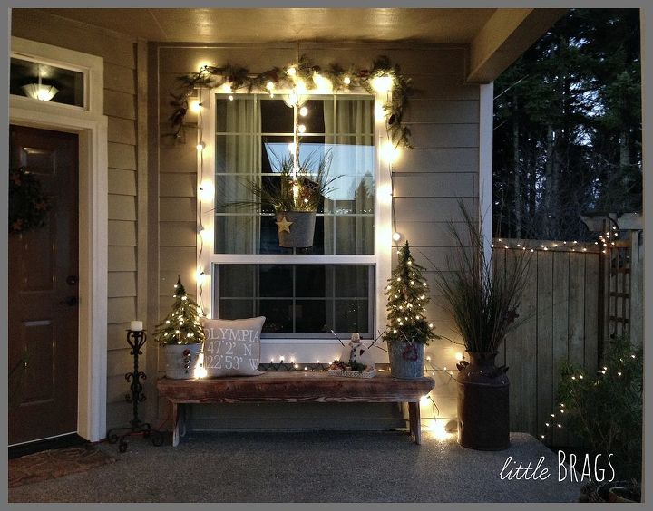 a christmas porch, christmas decorations, curb appeal, porches, seasonal holiday decor