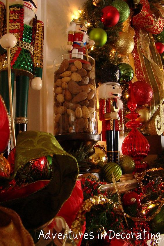 natal em minha mente, As nozes de Natal tradicionais eram o poleiro perfeito em um vaso de vidro para que nossos quebra nozes mais curtos ficassem de guarda mais facilmente