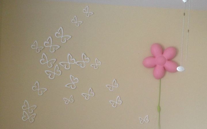 a decorao de parede mais fcil de atualizar, Aqui est o conjunto de borboletas antes Tudo branco e muito simples