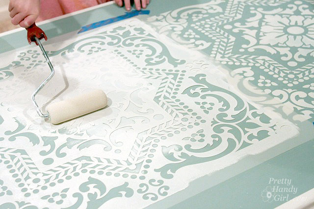 a mesa do contentor do lixo renovada com stencil e chalk paint, Aplique a primeira cor com o rolo