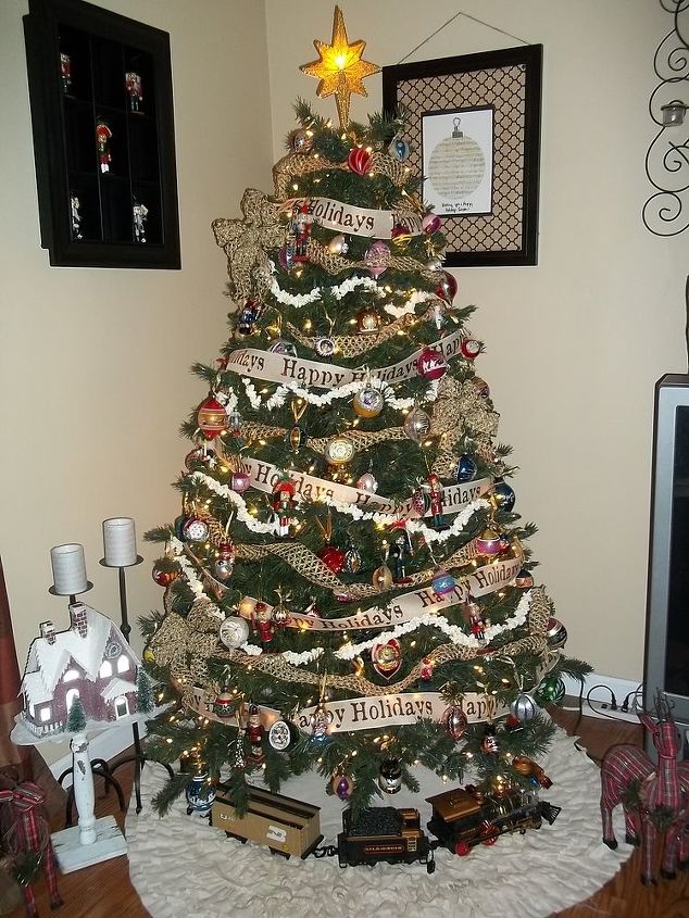 christmas tree w old ornaments, christmas decorations, seasonal holiday decor