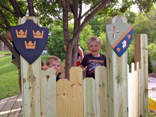 diy construa um castelo para seus filhos, Usamos cercas e variamos seu comprimento para parecer um castelo As crian as pintaram escudos que foram o toque final de seu castelo