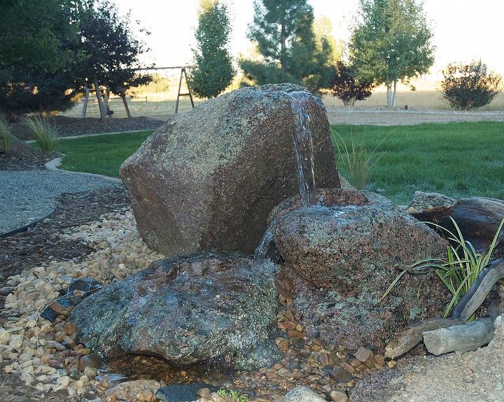 um privilgio viver no colorado, Esta rocha coberta de musgo em Erie Colorado adiciona o som suave da gua corrente porta da frente desta fam lia