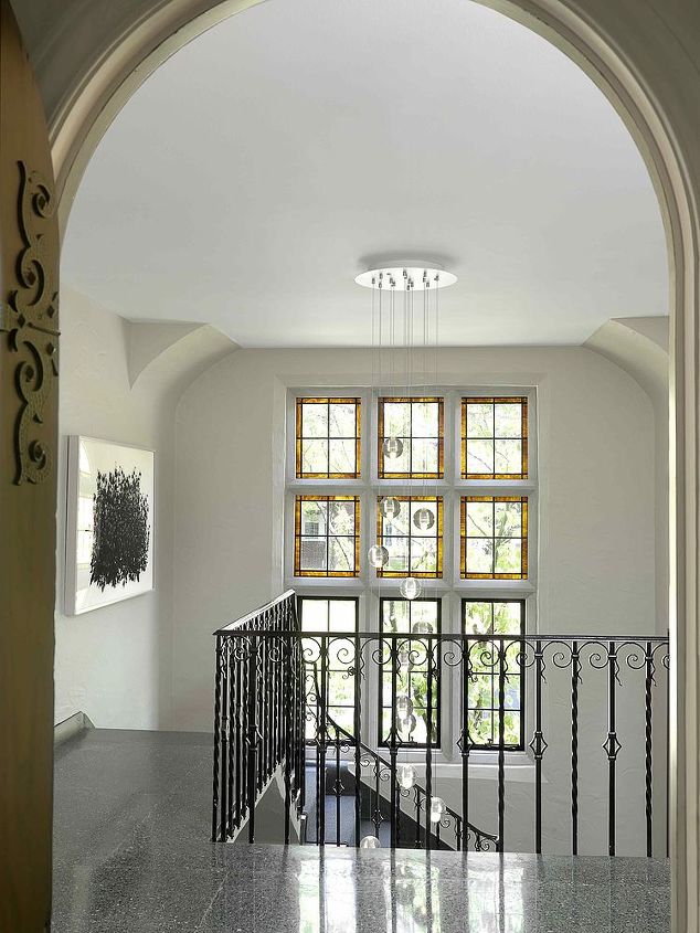 renovao y cw, Vista do corredor da escada existente com nova pintura ilumina o e arte