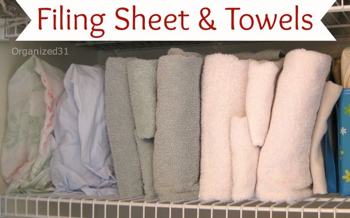 3 passos para organizar seu guarda roupa, 1 Arquive len is e toalhas em vez de empilh los