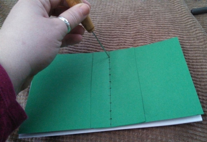 encadernado manual ou livro encadernado, Para acelerar o processo de perfura o do papel para minhas assinaturas peguei um peda o de cartolina e fiz furos a cada meia polegada para fazer um modelo