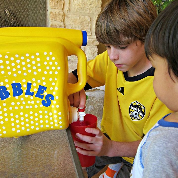 make a no mess bubble solution dispenser, crafts, repurposing upcycling