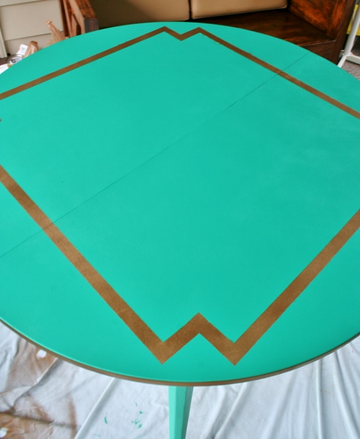 un cambio de imagen de una mesa comprada esmeralda con incrustaciones de oro, Levanta la pintura