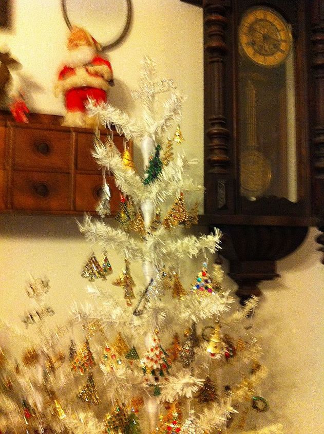 o que fazer com todos aqueles broches de natal decorar uma rvore claro