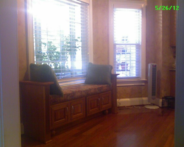 uma cozinha tipo galley pode ser bonita e elegante, assento de janela com almofada