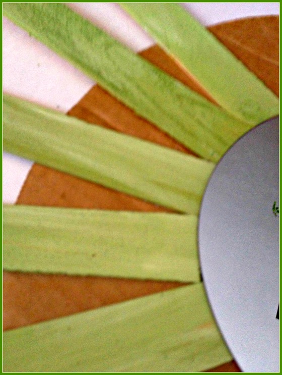 diy sunburst mirror tutorial, diy, how to, Spacing out the shims