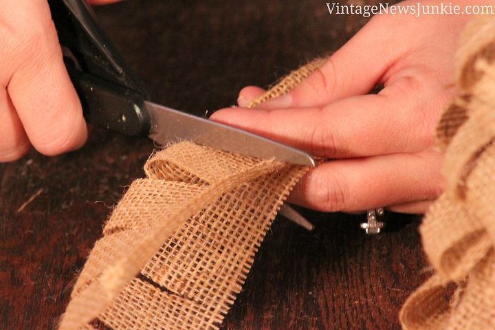 como fazer uma rvore de natal de serapilheira com lao tutorial em vdeo, Corte la os em tiras de serapilheira