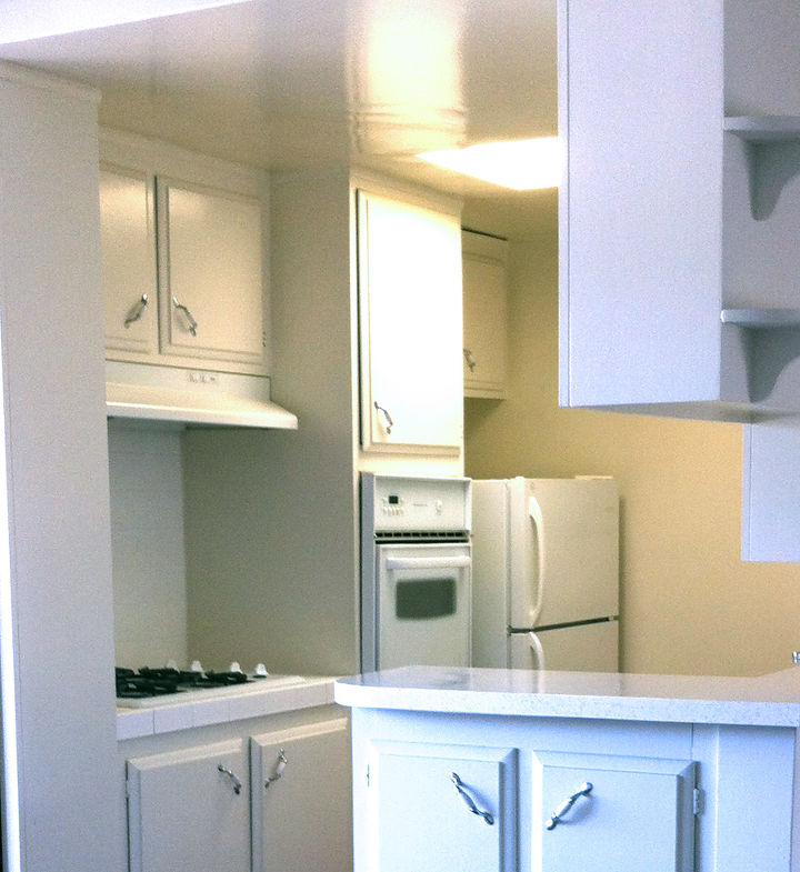 cambio de imagen de la cocina de alquiler de un blanco generico a una cocina azul