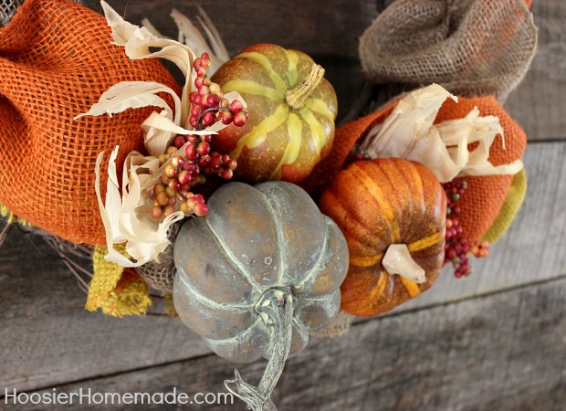 guirlanda de outono feita com serapilheira, Adicione cascas de milho e bagas para interesse visual