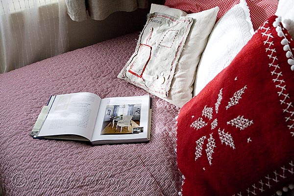 hospede seu quarto de hspedes para usar como sala de leitura depois que os, Um travesseiro feito de uma camisa velha traz calor e cor ao seu quarto
