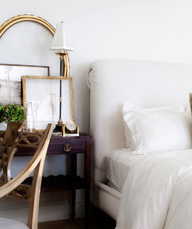 a guide to leaning amp layering, home decor, Leaning and layered art on a bedside table