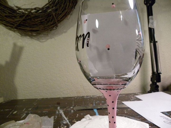 como pintar um copo de vinho por granart, Apliquei grandes pontos cor de rosa na parte de tr s do vidro e perto da borboleta Em seguida volte com pequenos pontos pretos e toque levemente a borda de cada ponto rosa que voc fez na parte principal do vidro Quase parece uma joaninha rosa