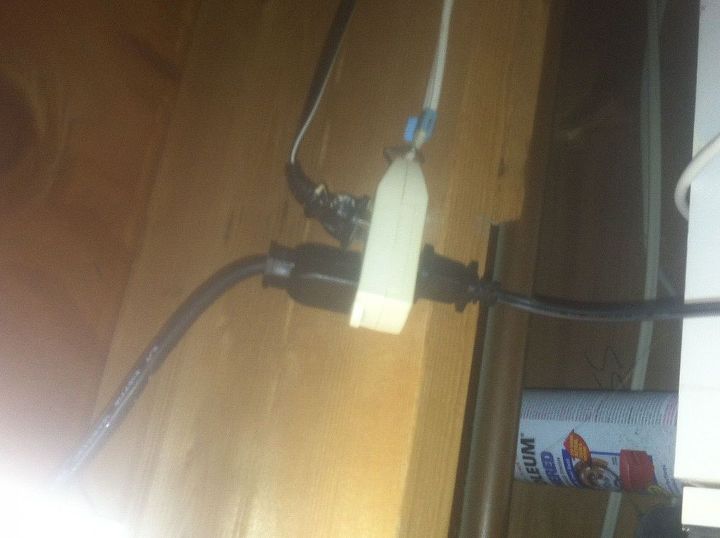 q problemas de seguridad electrica en el hogar, Cable de extensi n clavado en la viga del techo en el s tano