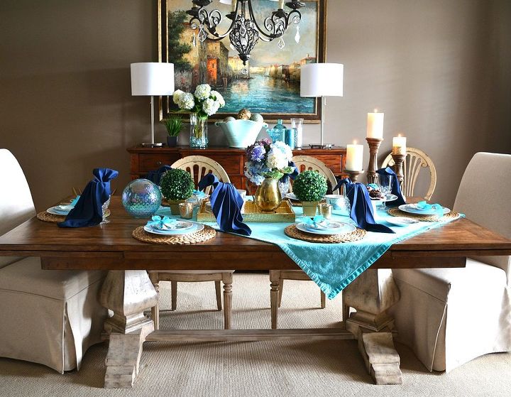 paisagem de mesa de vero e dobra de guardanapo de pavo