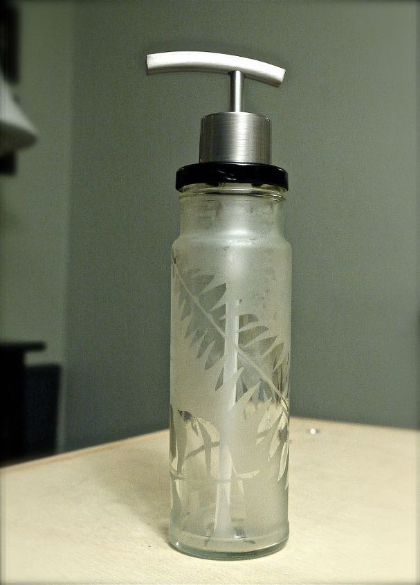 el grabado en vidrio convierte las botellas viejas en algo bonito, He a adido una bomba para que esta botella sea ahora un dispensador de jab n