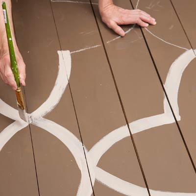 cmo pintar un diseo en el suelo del porche, Con una brocha de pintor de 1 pulgadas y teniendo cuidado de no pintar en una esquina repasa las l neas de tiza con un tinte de un color que contraste Intenta que los bordes de la tarima pasen por el centro de las l neas