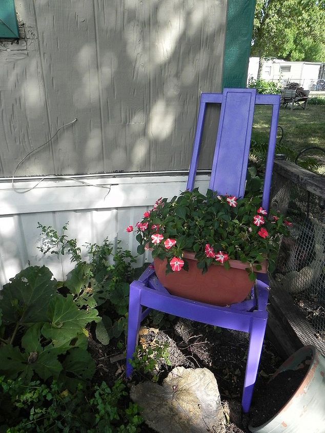 decoracin de jardn con chatarra, pintar una silla de un color vibrante para resaltar una zona de sombra
