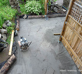 build a walkway with recovered wall retaining blocks, concrete masonry, diy, landscape, outdoor living, Leveling the bed See building instructions