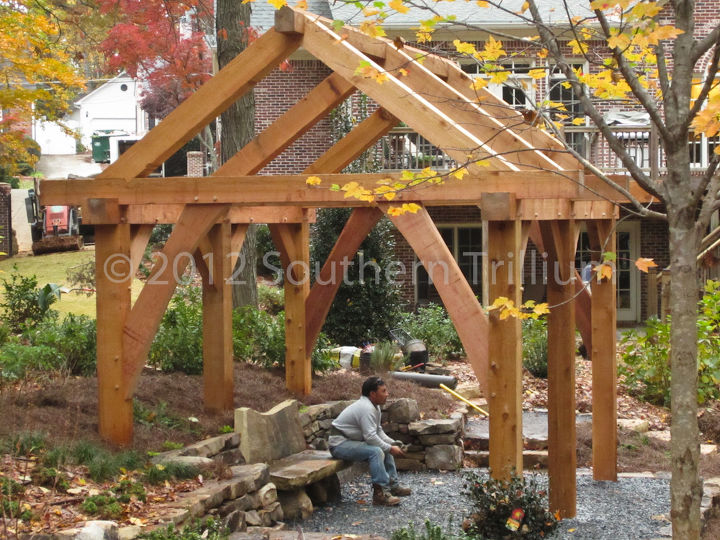 estructura de madera para el jardin, Y para tener una idea de la escala aqu est uno de nuestro equipo sentado en el banco mientras terminamos la limpieza