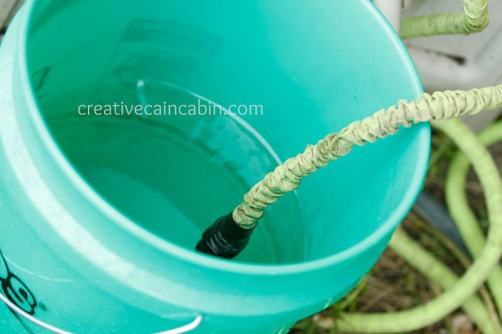 como regar uma rvore para garantir sua sobrevivncia, Encha o balde com gua