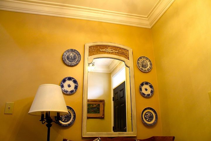 um tapete diferente adiciona um toque de cor a um pequeno espao, Para deixar o espa o mais azul pendurei pratos antigos ao lado do espelho