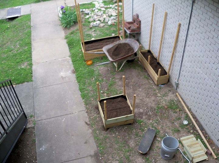 meu jardim barato e com pouco espao para os moradores de um apartamento, vista a rea de camas conclu das