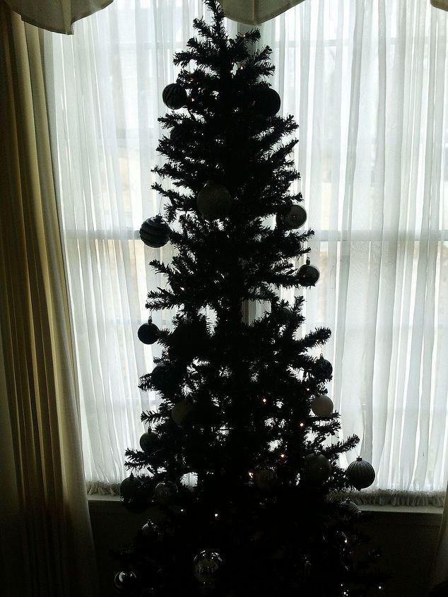 un rbol de navidad blanco que era verde que ahora he convertido en negro