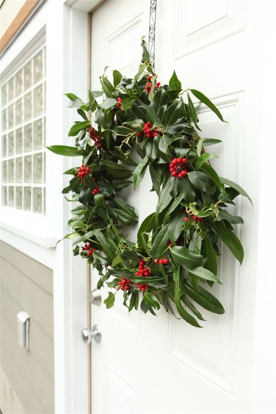 making a fresh evergreen wreath, crafts, doors, flowers, gardening, hydrangea, seasonal holiday decor, wreaths, Such a pretty wreath Maintain its beauty by trimming off any browning or sagging leaves You can remove the berries when they start to turn brown or just let them naturally shrink away
