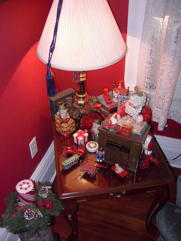 eu amo decorar nossa rainha anne vitoriana de 1895 para o natal com 12 rvores, Frasco de biscoito de Papai Noel que fiz h 46 anos