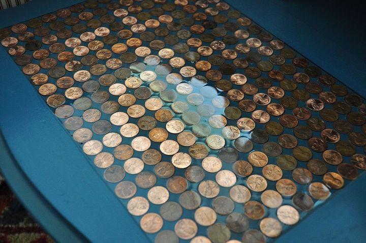 mesa de ladrilhos de moeda de um centavo, O projeto finalizado tem um belo casaco transparente e posso colocar minha caneca de caf nele sem me preocupar com um porta copos